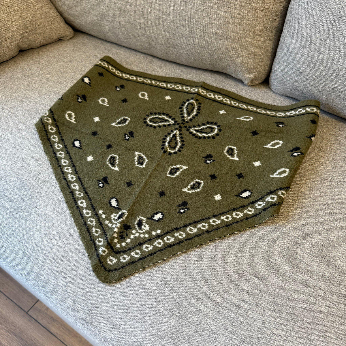 Sloane - Petit triangle Bandana - plusieurs couleurs disponibles