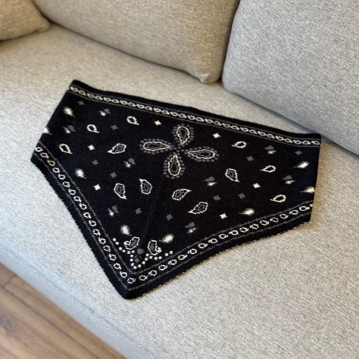 Sloane - Petit triangle Bandana - plusieurs couleurs disponibles
