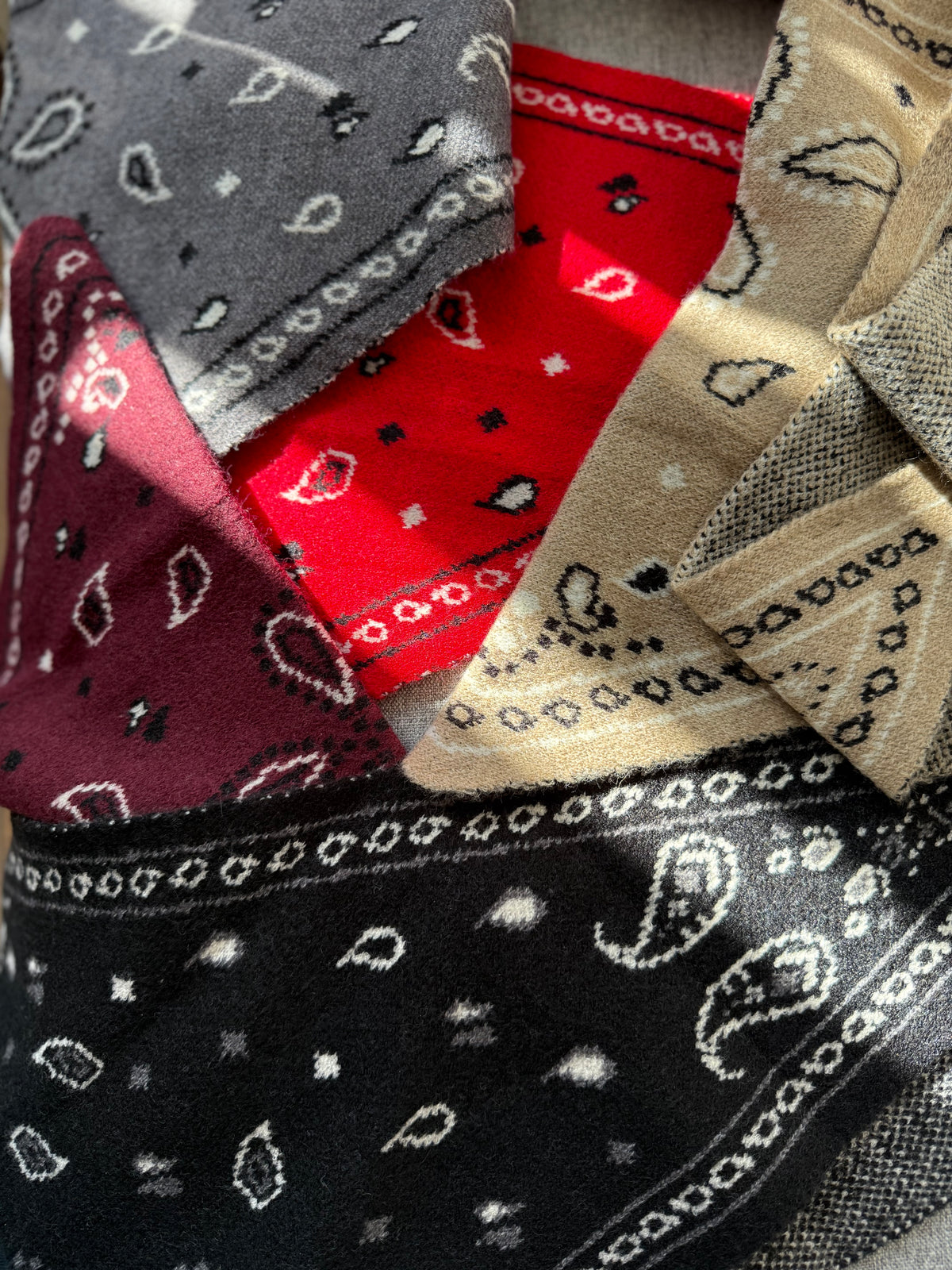 Sloane - Petit triangle Bandana - plusieurs couleurs disponibles